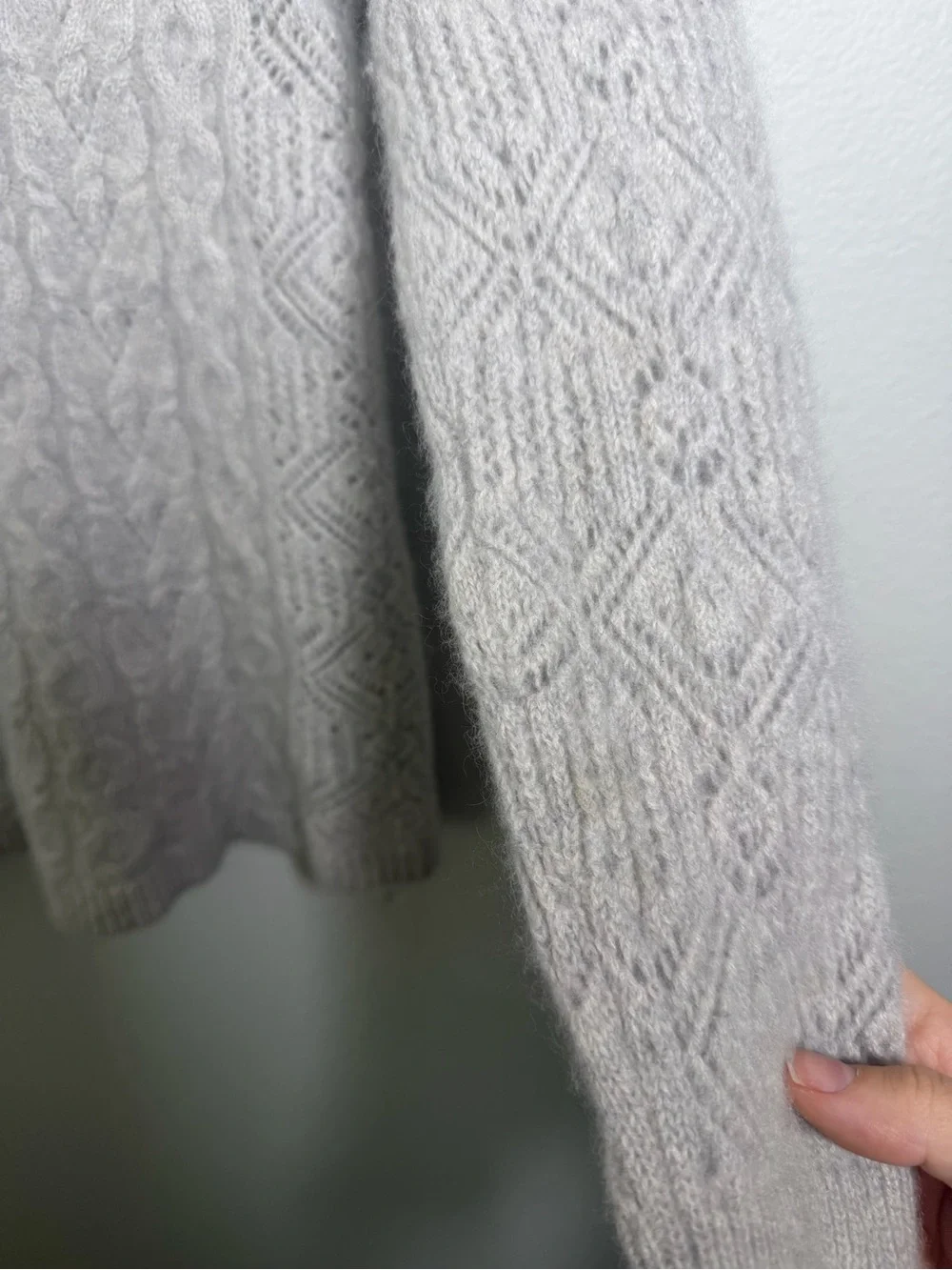 Bloomingdale's 2-Ply 100 % Cashmere Light Grey Cable-Knit V-Neck Sweater Size M